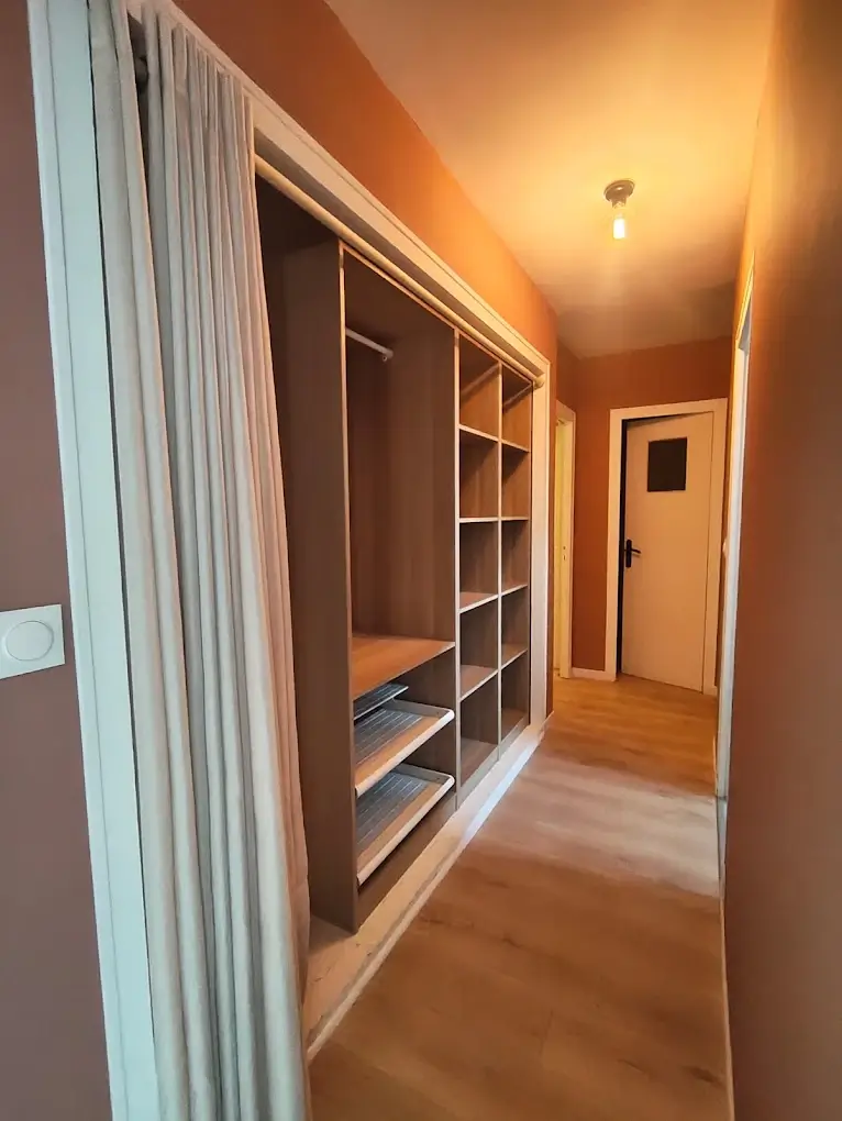 Aménagement intérieur sur mesure en bois réalisé par Kizuna Agencement