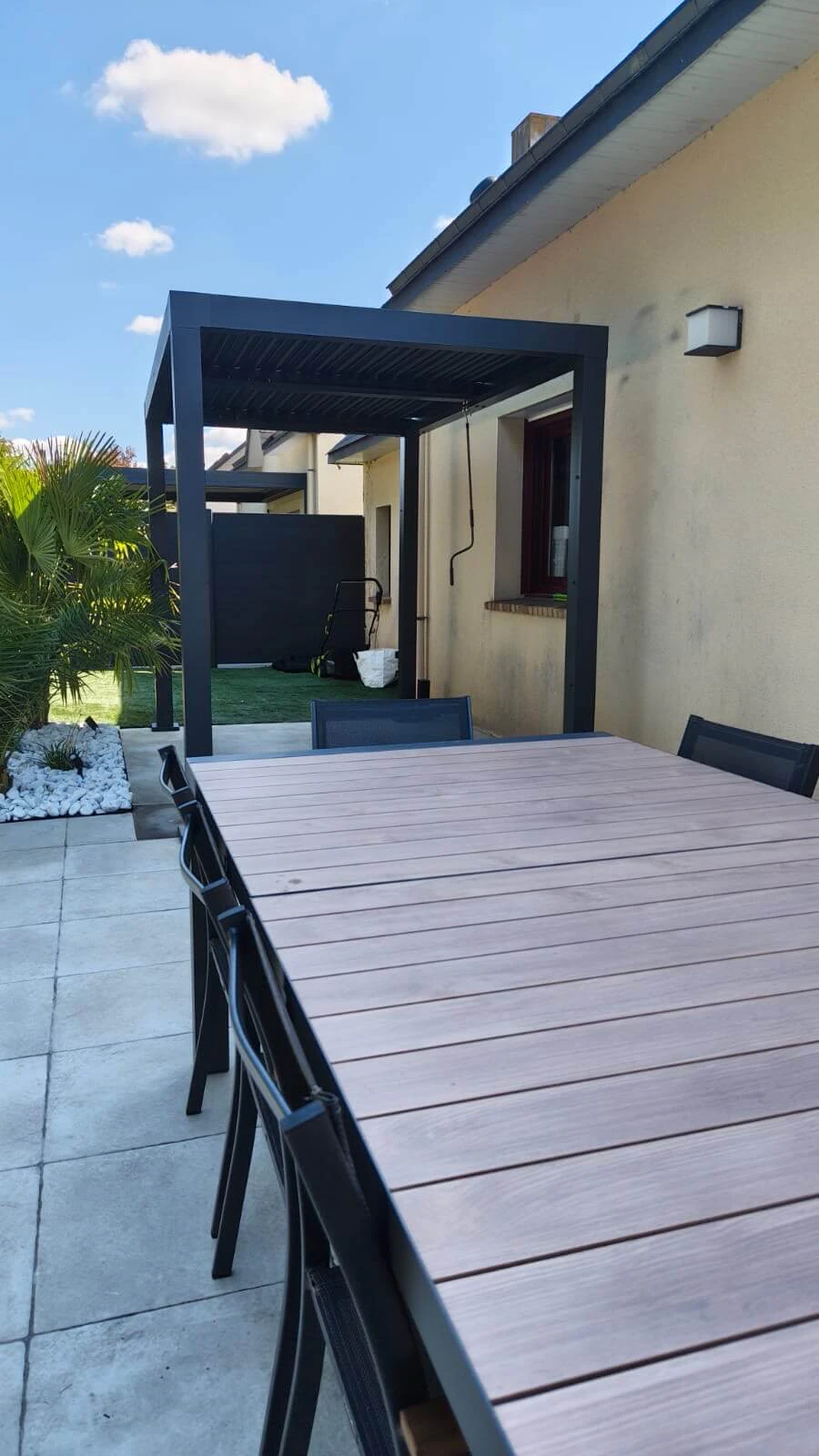Terrasse bois et aménagement extérieur réalisés par Kizuna Agencement